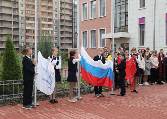 По традиции новая учебная неделя в ИТШ № 777 началась с торжественного подъёма флага России